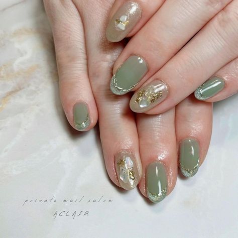 Pista Green Nail Art, Nail Art Simple Green, Nail Hijau, Nail Art Hijau, Nail Art Ombre Glitter, Engagement Nail Art, Winter Nails Gel, Engagement Nails, Nail Makeup