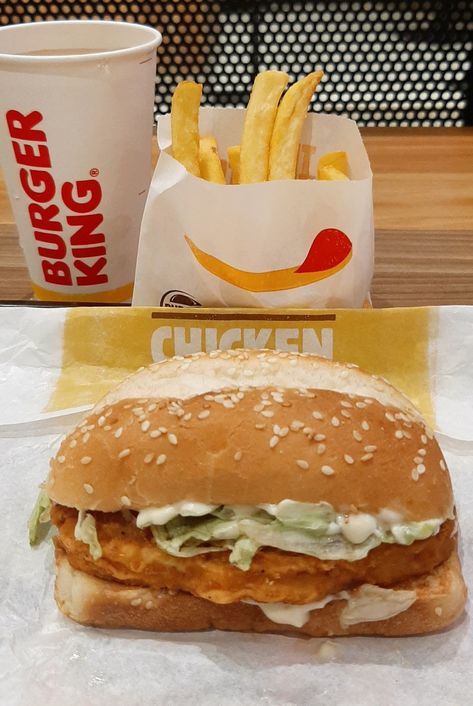 Chicken sandwich with fries and drink Chicken Sandwich And Fries, Burger King Chicken Sandwich, Sandwich With Fries, College Food, Breakfast Smoothie Recipes, Fish Sandwich, Random Aesthetics, College Meals, Gluten Free Recipes For Dinner