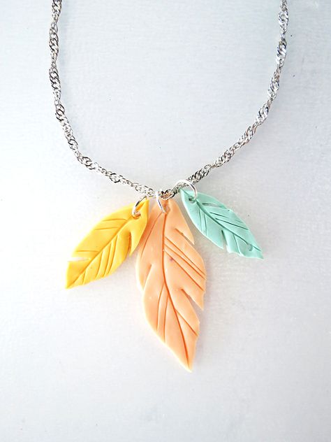 How to make feather pendant with polymer clay ⋆ Dream a Little Bigger Polymer Clay Kunst, Crea Fimo, Sewing Jewelry, Anting Manik, ดินปั้น Polymer Clay, Diy Jewelry Inspiration, Polymer Clay Diy, Polymer Clay Jewelry Diy, Polymer Jewelry