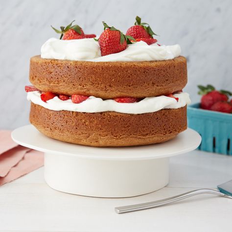 Bread Frosting, Food Edit, Country Cake, Memorial Day Desserts, Cake With Strawberries, Ina Garten Recipes, Strawberry Season, Torte Cupcake, Naked Cakes