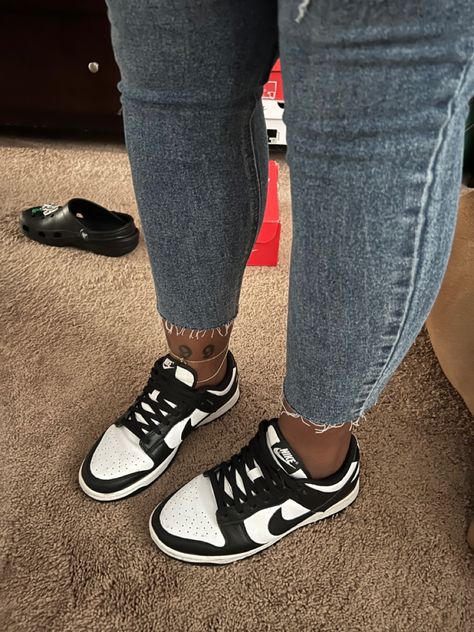 Low Dunks Outfit Woman Black, Oreo Dunks Outfit, Black And White Dunks Outfit Woman, Black And White Dunks Outfit, White Dunks Outfit, Low Nike Dunks, Black And White Dunks, Low Dunks Outfit, Dunks Outfit Woman