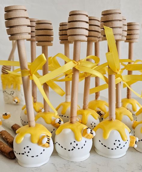 Honey Bee Cake, Bee Cake Pops, Custom Cake Pops, Bee Cake, Pops Cake, Kreative Snacks, Winnie The Pooh Cake, Winnie The Pooh Honey, Winnie The Pooh Themes