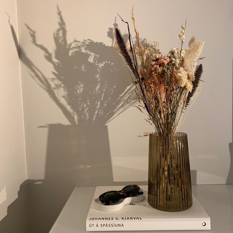 Dried Flowers Desk, Flower At Home Aesthetic, Dry Flowers Home Decor, Dried Flowers Bedroom Decor, Dry Flowers Aesthetic, Dried Flowers Ideas Decor, Dried Flowers Aesthetic, Dry Flowers Decoration, Flowers Bedroom Decor