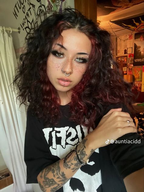 Red Underdye Hair Curly, Red And Black Curly Hair, Alt Curly Hair Dye, Under Hair Dye Curly, Goth Curly Hair, Alt Curly Hair, Underdye Hair Curly, Curly Hair Peekaboo Color, Red Highlights On Dark Hair