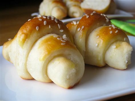 Parker House Rolls Recipe, Cheese Spread Recipes, Kiflice Recipe, Macedonian Food, Catering Ideas Food, Serbian Recipes, Homemade Dinner Rolls, Croatian Recipes, Cake Baking Recipes