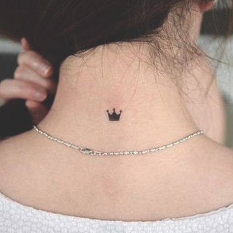 2019 Hottest Simple Small Tattoos You Must Try.I think these tattos which will make you special and different.These tattoos contains various simple small tattoos in arms，sleeve，forearm ，hand，wirst.There are some simple white and black tattoos and so on.These can meet your need. Let's this season be so different.Try it.#tattoos #smalltattoo Tattoo Fairy, Small Crown Tattoo, Tato Paha, Small Back Tattoos, Small Tattoo Ideas For Women, H Tattoo, Small Crown, Tato Henna, Petit Tattoo