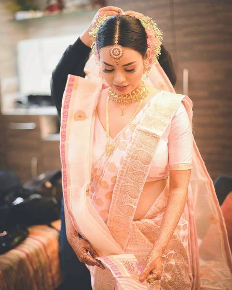 284 Likes, 5 Comments - WeddingPlz.com (@weddingplz) on Instagram: “Traditional attires are nothing but a reflection of hearts attached to our culture.  Photography by…” Mekhela Chador, Culture Photography, Cute Maternity Dresses, Desi Wedding Dresses, Traditional Attires, Bengali Bride, Indian Bride Outfits, Latest Bridal Dresses, Royalty Aesthetic