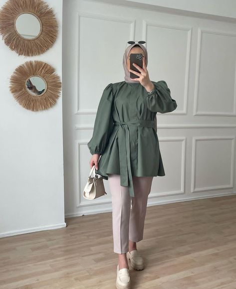 Absolutely love this Abaya 🤧😍 #niqabi #niqab #khimar #hijab #hijabi #hijabfashion #hijabstyle #hijaboutfit #hijabinspiration #muslim #muslimah #muslimahfashion #modesty #modeststyle #jilbab #fashion #islam #islamabad Hijab Blouse Casual, Classy Hijab Outfits Summer, Outfit Hijab Summer, Hijab Blouse, Khimar Hijab, Modest Casual Outfits, Casual Work Outfits Women, Blouse Casual Fashion, Muslim Outfits Casual