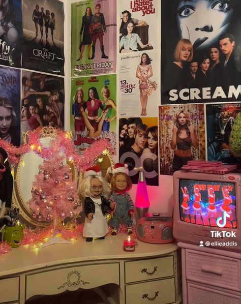 Early 2000s Bedroom Aesthetic, 2000s Room Aesthetic, Early 2000s Bedroom, 2000s Bedroom Aesthetic, Y2k Bedroom Decor, 2000s Room Decor, Christmas Bedroom Decorations, Y2k Ideas, 2000s Bedroom