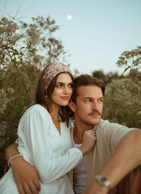 Posed Couple Pictures, Sitting Down Poses For Couples, Colorado Couple Photoshoot, Engagement Photos Portrait, Couples Backyard Photoshoot, Musician Couple Photography, Bohemian Couple Photoshoot, Couple Photo Inspo Aesthetic, Grass Engagement Pictures