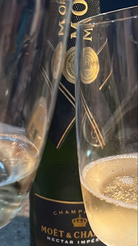 Moet Champagne Aesthetic, Savanna Cider, Moët Champagne, Champagne Aesthetic, Moet Champagne, Champagne Moet, Liqueur Drinks, Pretty Alcoholic Drinks, Image Couple