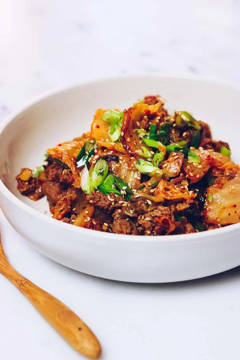 Kimchi Stir Fry, Kimchi Beef, Shaved Beef Recipe, Shaved Beef, Protein Dinners, Easy Paleo Dinner Recipes, Cabbage Kimchi, Noom Recipes, Everyday Dinners