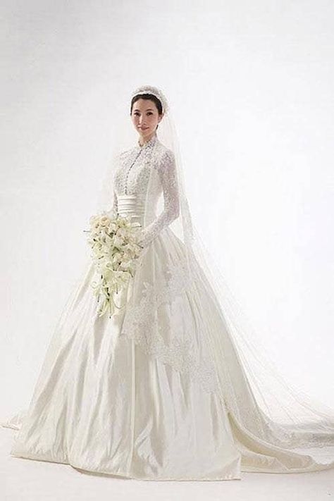 17 Ways To Have The "Sound Of Music" Wedding Of Your Dreams Grace Kelly Wedding Dress, Victorian Style Wedding Dress, Grace Kelly Wedding, Victorian Wedding Dress, Chapel Train Wedding Dress, Train Wedding Dress, Wedding Veils Lace, Wedding Dress Train, Victorian Wedding