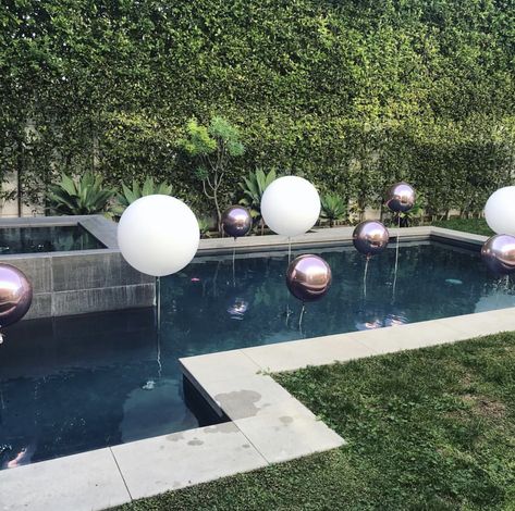 Balloons In Pool, Womens Birthday Party Ideas, White And Gold Balloons, Pool Balloons, Gold Pool, Gold Anniversary Party, Pool Wedding Decorations, Bachelorette Miami, Balloons White