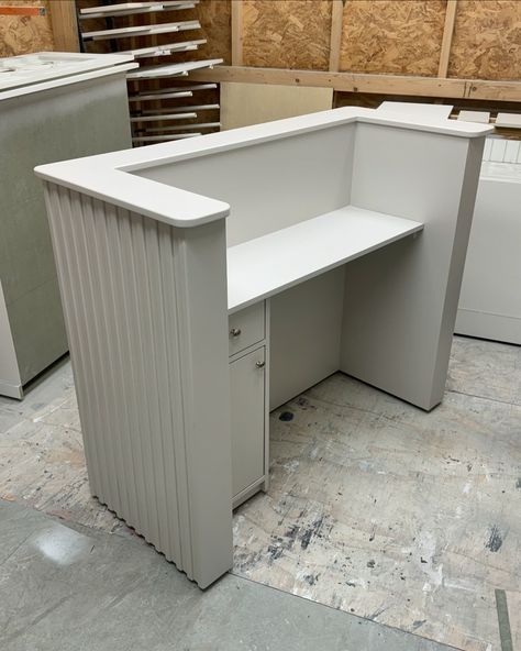 We have some Salon Furniture coming through the workshop finished in Farrow & Ball Ammonite 🙌🏼🩶 Modern Boutique Interior, Salon Desk, Front Desk Design, Beauty Shop Decor, Corner Shelf Design, Store Shelves Design, Bakery Shop Design, Reception Desk Design, Salon Suites Decor