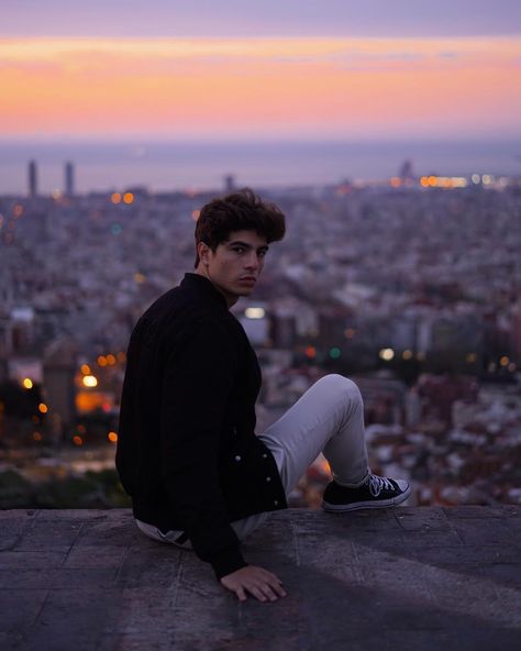 Rooftop Photoshoot, Senior Photos Boys, Men's Portrait Photography, Photography Men, City Shoot, Male Senior Pictures, Mens Photoshoot Poses, Best Poses For Photography, Model Pics