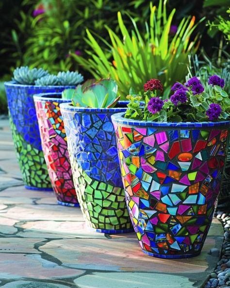 Pottery Flower Pots Ideas, Mosaic Garden Art Diy, Diy Tile Projects Crafts, Mosaic Planters Diy, Mosaic Flower Pots Diy Ideas, Mosiacs Projects Diy, Outdoor Mosaic Ideas, Planter Ideas Outdoor, Garden Mosaic Projects