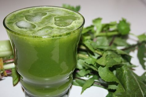 Dandy Dandelion Juice Bitter Greens, Dandelion Leaves, Juicy Juice, Workout Bauch, Sour Taste, Dandelion Recipes, Natural Juices, Watercress, Healthy Juices