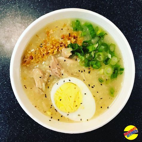 Arroz Caldo is a hearty Filipino congee made with chicken and rice and seasoned with onion, garlic, ginger and fish sauce, topped with crunchy fried garlic. Arroz Caldo Filipino Recipe, Arroz Caldo Recipe, Chicken Arroz Caldo, Phillipino Food, Caldo Recipe, Chicken Porridge, Porridge Recipes, Rice Porridge, Low Carb Diets