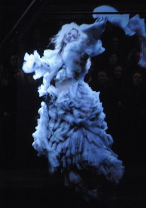 Kate Moss’ hologram at the end of Alexander McQueen Fall 2006 show. Mcqueen 3, House Of Worth, Jessica Stam, Savage Beauty, Extraordinary Moments, Mcqueen Fashion, Elsa Schiaparelli, Tim Walker, Gareth Pugh