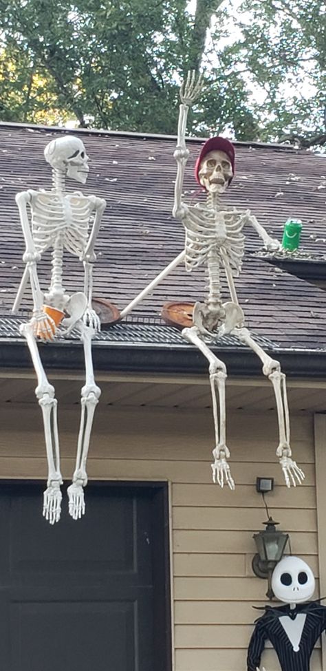 Skeleton Decor Halloween, Dressing Up Skeletons For Halloween, Ideas For Skeleton Decorations, Full Size Skeleton Ideas, Halloween Skeletons Yard Scary, Skeleton House Decor, Dressed Up Skeleton Decor, Funny Skeleton Decorations, Dress Up Plastic Skeleton Ideas