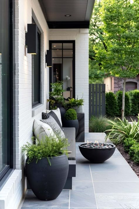 Garden Entryway Ideas, Narrow Porch, Front Porch Styling, Front Veranda, Modern Front Porches, Small Front Porch Ideas, Small Planters, Modern Porch, Porch Life