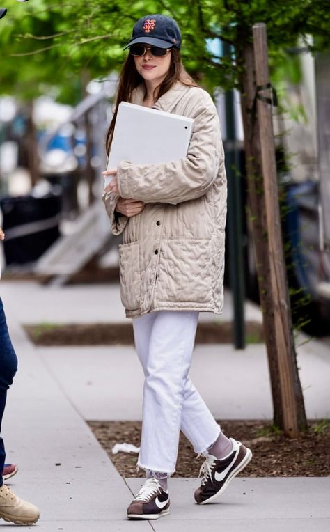 Minimal Sneakers Outfit, Brown Cortez Outfit, Dakota Johnson Sneakers, Nike Cortez Street Style, Nike Cortez Outfit Woman Street Style, Gola Sneakers Outfit Women, Pink Cortez, Cortez Nike Outfit, Nike Cortez Outfit Woman