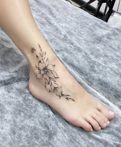 Vine Foot Tattoos, Floral Foot Tattoo, Anklet Tattoos For Women, Hannah Tattoo, Foot Tattoo Ideas, Cute Foot Tattoos, Amazing 3d Tattoos, Ankle Tattoos For Women, Tattoo Artist Tattoo