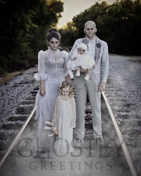 Costume Halloween Famille, Halloween Costumes Family, Creepy Halloween Costumes, Horror Halloween Costumes, Ghost Halloween Costume, Scary Halloween Costume, Halloween Photography, Scary Halloween Costumes, Scary Costumes