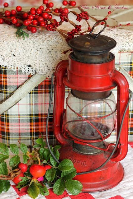 Cortinas Country, Natal Country, Red And White Kitchen, Old Time Christmas, Vintage Auto's, Deco Champetre, Cabin Christmas, Tartan Christmas, Red Lantern