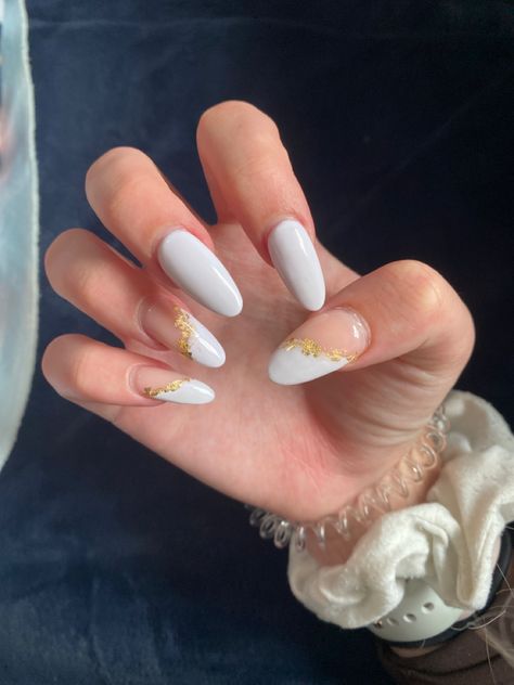 Good Flakes Nails, Almond Nails With Gold Flakes, White Nails With Gold Flakes, Gold Flake Nails, Nails With Gold Flakes, Almond Spring Nails, Spring Nails 2022, White Almond Nails, White Nails With Gold