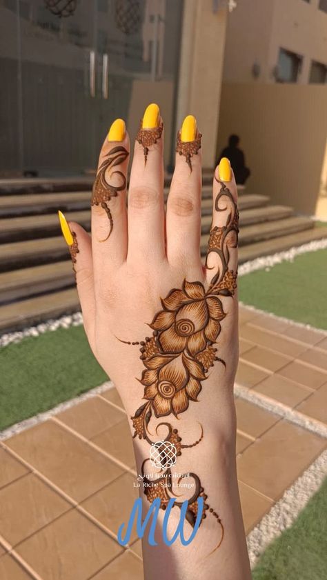 Henna Design Ideas, New Mehandi, New Henna Designs, Floral Henna Designs, Spa Lounge, Henna Tattoo Kit, Beautiful Henna, Mehndi Designs For Kids, Very Simple Mehndi Designs