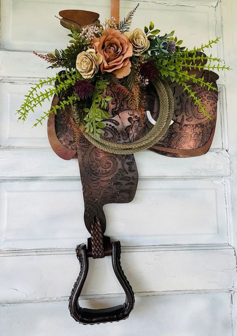 Saddle Floral Arrangements, Spur Decor Ideas, Saddle Wall Decor, Horse Door Hanger, Western Wall Colors, Saddle Decor Ideas, Repurposed Doors Ideas, Western Flower Arrangements, Chic Western Decor