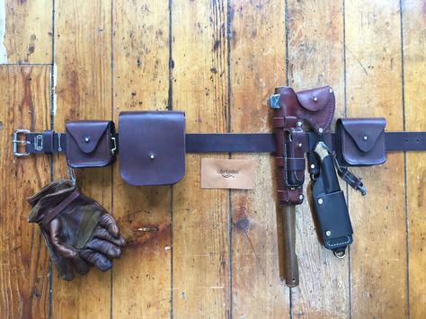 Leather Bushcraft belt kit. All handmade (except gloves), by Gillie Leather. Leather Bushcraft Gear, Bushcraft Projects, Functional Waxed Canvas Adventure Bag, Bushcraft Essentials, Bushcraft Belt Kit, Leather Possibles Bag, Haversack Bushcraft Kit, Bushcraft Kit, Bushcraft Gear