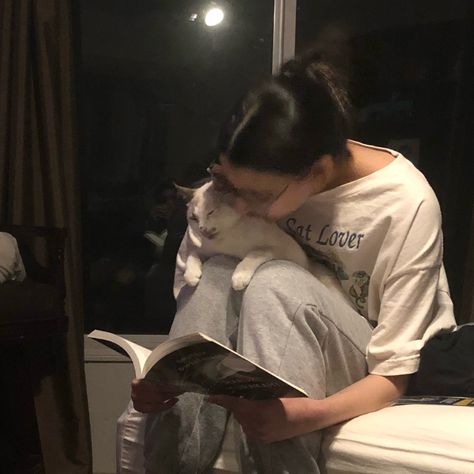 #cats #books #reading #kitty #aesthetic #pinterest #tiktok Book Person Aesthetic, Reading With Cat Aesthetic, Having A Cat Aesthetic, Study With Cat, Person Reading Aesthetic, Cats Vision Board, Owning A Cat Aesthetic, Reading Romanticized, Quiet Person Aesthetic