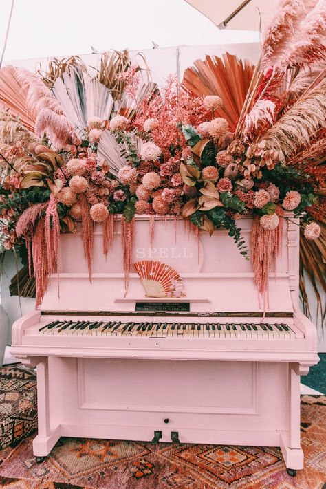 pink floral piano installation Vintage Arrangements, Edgy Bride, Selling Flowers, Pink Piano, Dyed Flowers, Flower Farming, Floral Installation, Floral Installations, Flower Installation