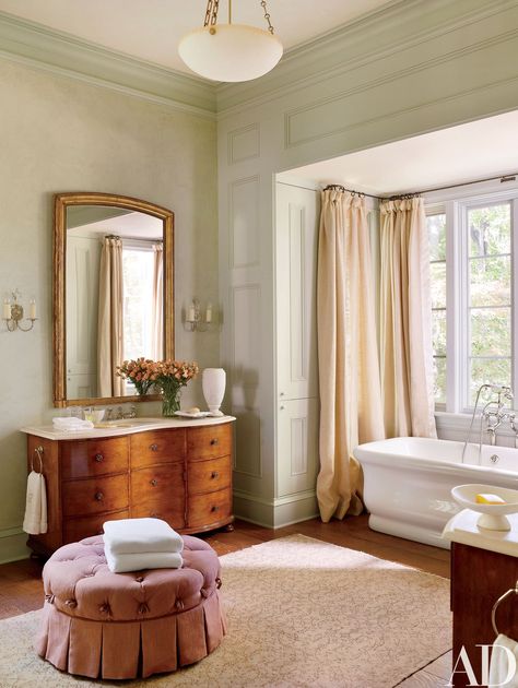 Blackberry Farm Tennessee, Decorating With Antique Furniture, Blackberry Farm, Blackberry Farms, Suzanne Kasler, Hickory Chair, Home Luxury, House Beds, Bath Room