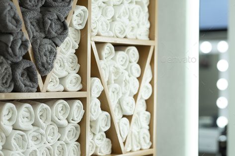 Towel Storage Salon, Salon Towel Storage Ideas Shelves, Towel Shelf Ideas, Hair Salon Towel Storage Ideas, Spa Towels Display, Salon Towel Storage, Salon Towel Storage Ideas, Linen Uniform, Hand Towel Display