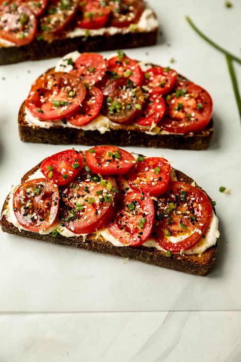 Tomato Toast Tomato Toast, Tomato Risotto, Fresh Tomato Recipes, Tomato Pie, Toast Recipes, Tomato Recipes, Tortellini, Delicious Recipes, Appetizer Recipes