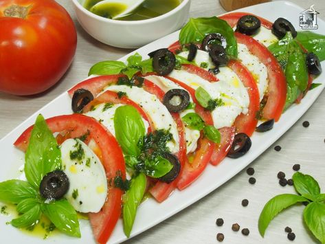 Ensalada Caprese · El cocinero casero - Ensaladas Traditional Russian Food, Ensalada Caprese, Caprese Recipes, Pasta Italiana, Tomato And Cheese, Russian Recipes, Lucca, Caprese Salad, Food Photo