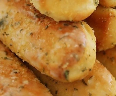 Yummy in your Tummy garlic breadsticks. Garden Garlic, Homemade Breadsticks, Bread Sticks Recipe, Garlic Breadsticks, Bread Sticks, Bread Bun, Olive Garden, Breadsticks, Bread Machine