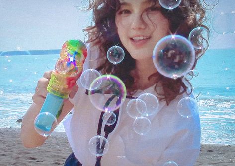 Newjeans Pfp Gif, New Jeans Danielle Gifs, Bubble Newjeans, New Jeans Gif Kpop, Danielle Bubble Gum, Kpop Summer Icons, Kpop Gifs Aesthetics, Kpop Summer Aesthetic, New Jeans Bubble Gum