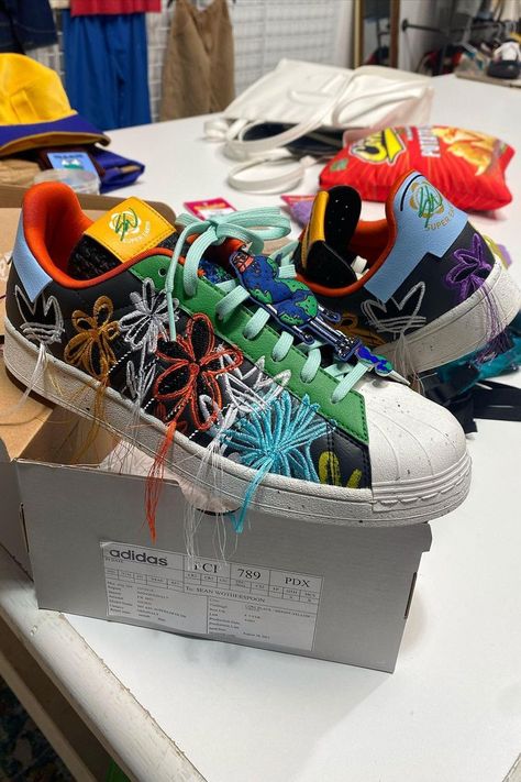 Addias Shoes, Sneakers Adidas Superstar, Superstar Outfit, Super Earth, Sean Wotherspoon, Shoes Wallpaper, Trendy Shoes Sneakers, Nike Shoes Girls, Pretty Shoes Sneakers