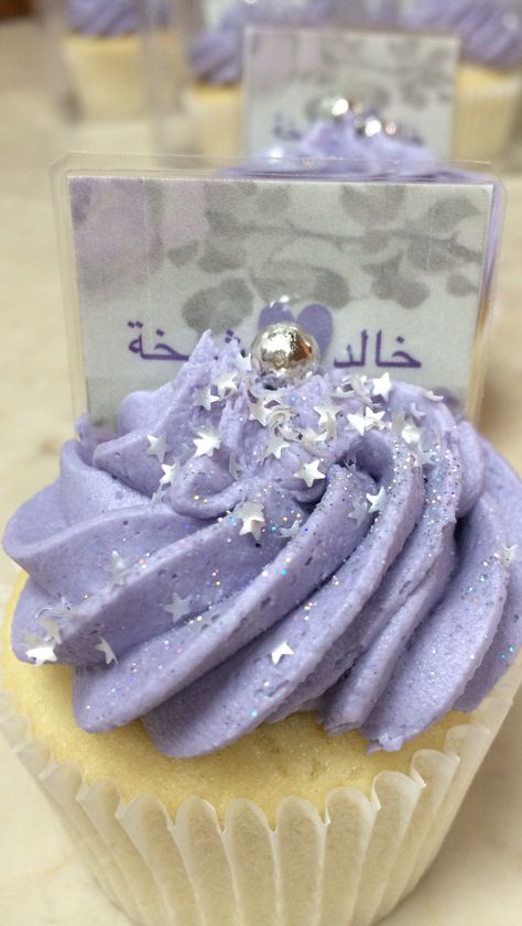 Purple celebration cupcakes Lilac Cupcakes, Prom Food, Celebration Cupcakes, Patty Cakes, 22nd Bday, Silver Cupcakes, Purple Cupcakes, 16th Birthday Decorations, Star Cupcakes