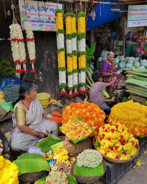 “A few weeks ago, I found myself trying to explain the #flowermarket in India to an American colleague. I plainly attempted to make sense of various sorts of flowers and their different purposes other than just pushing the stemmed flowers into a vase. I hope to show her these photos for a visual delight. #bengaluru visit is never complete without the walk on busy #malleshwaram streets.” -Kalyani @peanut__chutney #flowermarket #bangalore #hoovufinds Bengaluru Aesthetic, Flower Market Photography, Indian Flower Market, Bangalore Street, Bangalore Aesthetic, Village Scenery, Peanut Chutney, Street Photography People, Indian Dress Up