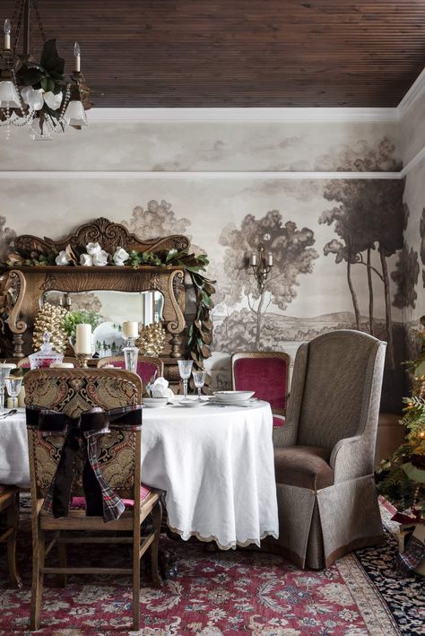 Heaps of magnolia garland and wreaths, simple beeswax candles, the homeowner’s collection of Spode in combination with Italian dishware with a woodland motif, plaid and velvet ribbon, glass ornaments, crystal garland, candlesticks, and stemware. It’s the perfect harmony of interior decor and festive, elegant Christmas. A timeless approach that would feel welcoming and warm for generations of family. Italian Dishware, Christmas Tree In Dining Room, Tree In Dining Room, Magnolia Garland, Emily Henderson Design, Christmas Trees Decorations, Crystal Garland, Minimalist Christmas Tree, Holiday Party Decor