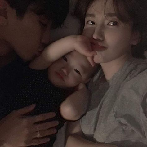 Tari Hip Hop, Remini Icon, Couple With Baby, Cute Babies Photography, Cute Asian Babies, 사진 촬영 포즈, Asian Babies, Ulzzang Couple, Future Mom