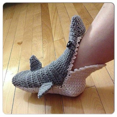 Shark Crochet, Shark Socks, Pola Topi, Crochet Shark, Beau Crochet, Shark Slippers, Crochet Phone Cases, Crochet Mobile, Confection Au Crochet