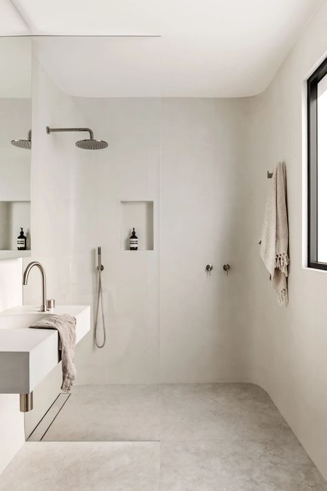 12 Modern Bathroom Tile Ideas That Are On Trend for 2024 Venetian Plaster Bathroom, Three Gables, Plaster Bathroom, Dekorere Bad, Concrete Bathroom, Modern Monochrome, Interior Minimalista, Venetian Plaster, Main Bathroom