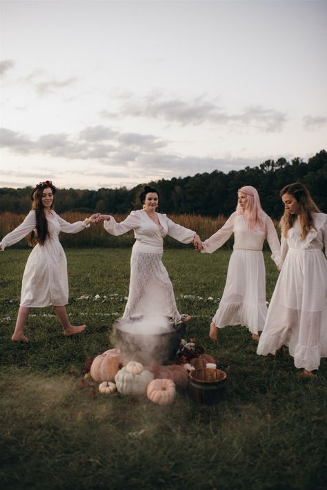 Womens Circles, Midsommar Aesthetic, Witch Magazine, Goddess Circle, Halloween Portraits, Womens Circle, Yoga Inspiration Photos, Spiritual Photos, October Autumn